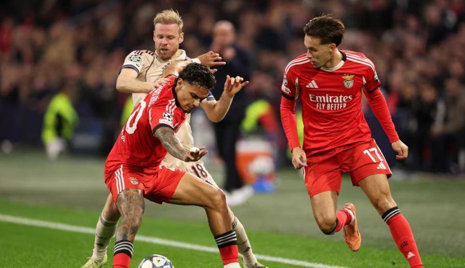 爆了！詹皇暂停斜眼瞪队友，这表情连东契奇都顶不住，何况是顿宝呢？